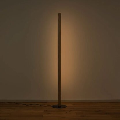 Milieuaufnahme LIGA LED-Stehleuchte im Wohnzimmer mit indirektem Licht
