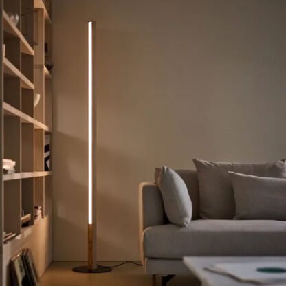 Milieuaufnahme LIGA LED-Stehleuchte neben Sofa