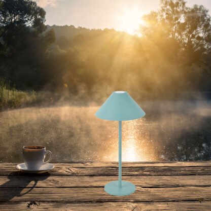 Milieuaufnahme der CARPI LED-Tischlampe grün mit Akku von mondilux