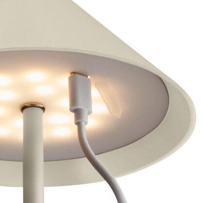 Ansicht Anschluss USB-C der CARPI LED-Tischlampe beige mit Akku von mondilux
