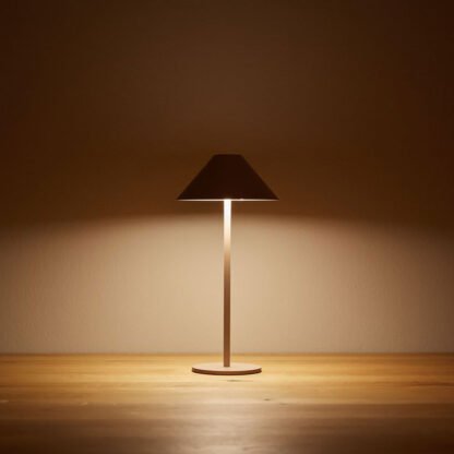 Milieuaufnahme der CARPI LED-Tischlampe beige mit Akku von mondilux