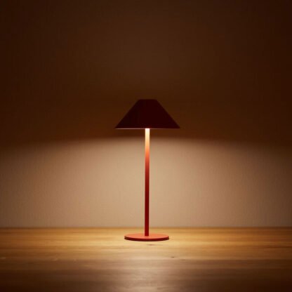 Milieuaufnahme der CARPI LED-Tischlampe orange mit Akku von mondilux