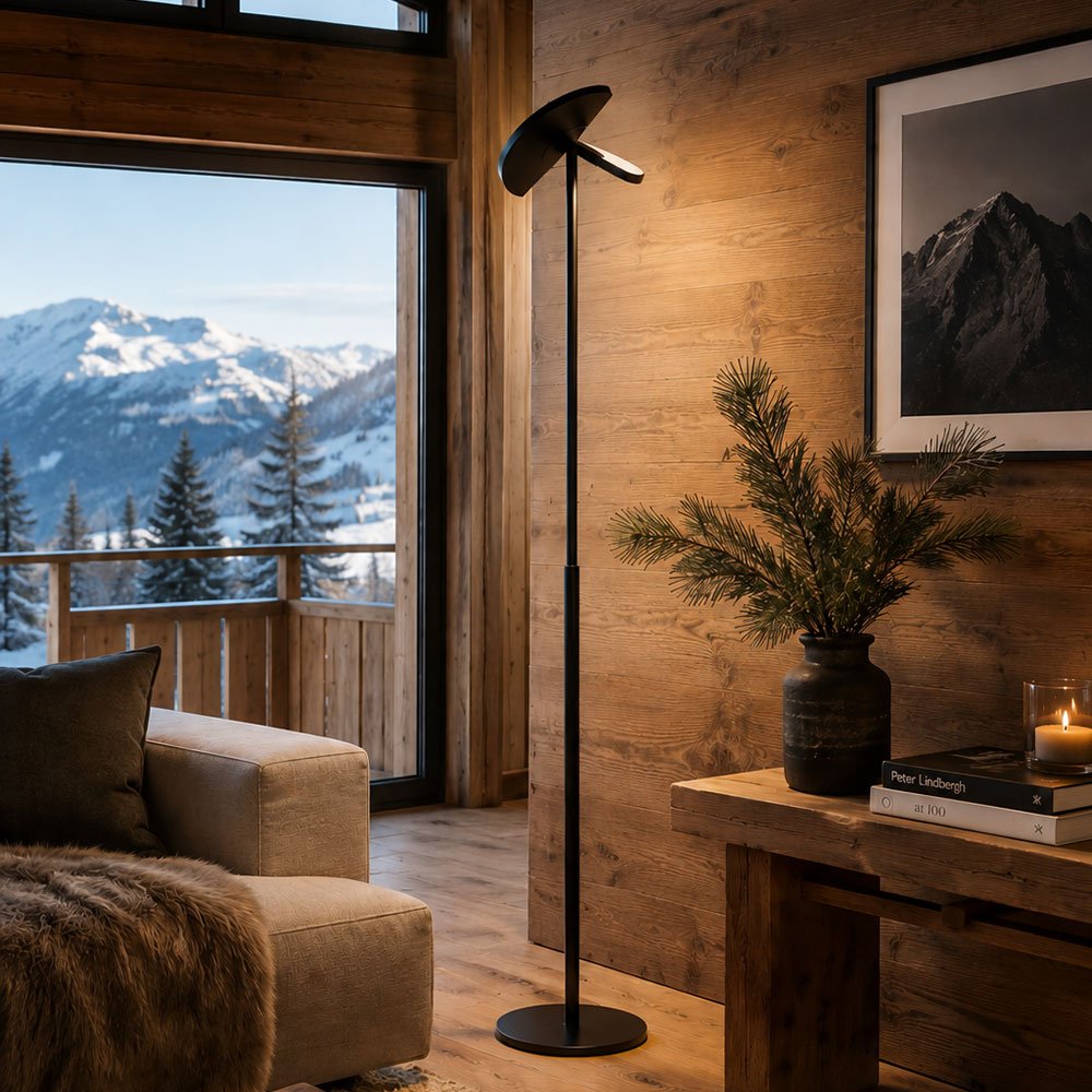 Milieuaufnahme im Chalet mit der TALEA LED-Stehleuchte Schwarz von Knapstein Germany