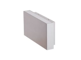 Die alufarbige BOX2 LED-Wandlampe für In- und Outdoor hat 1300 Lumen und 2700 Kelvin, dimmbar mittels geeignetem Wanddimmer. Lichtabstrahlung nach oben und unten.